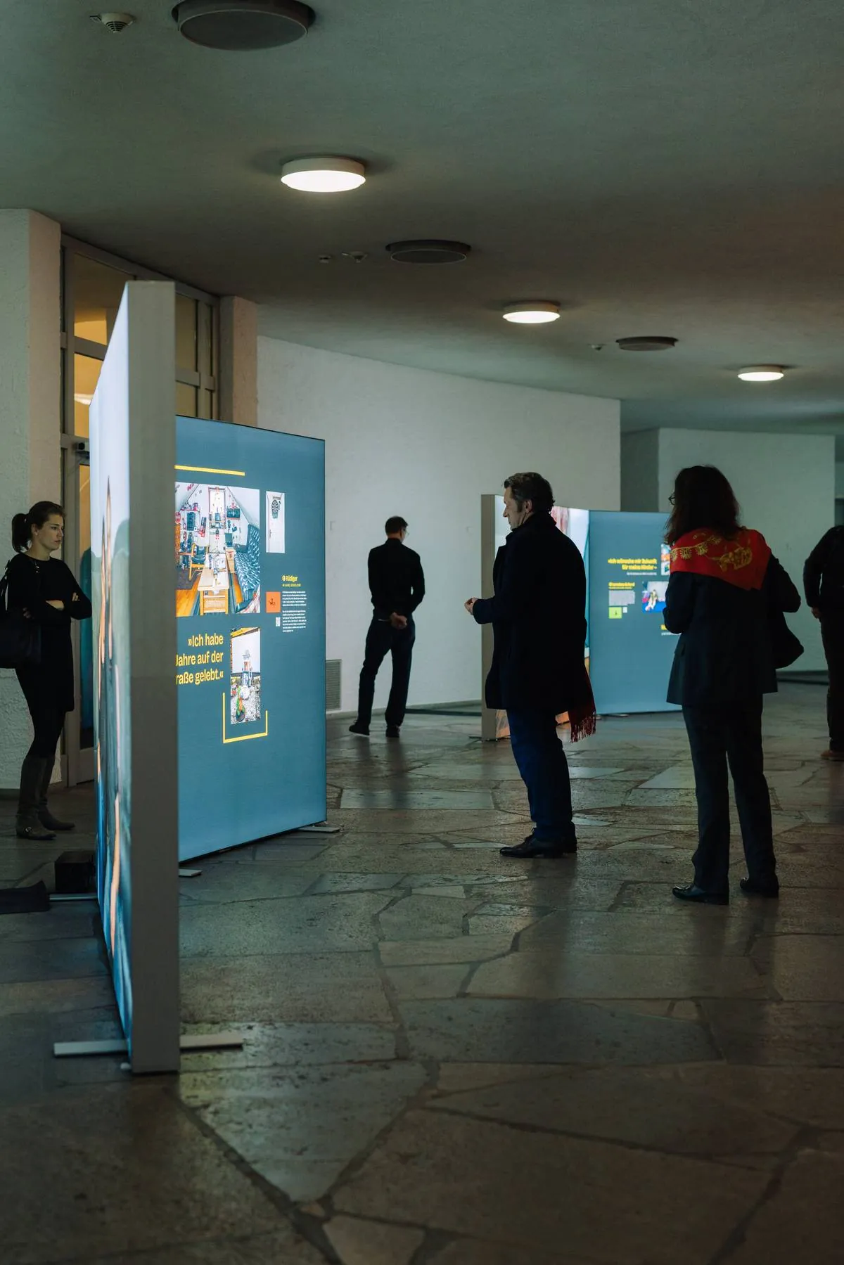 Besucherinnen und Besucher in der Ausstellung HOME STREET HOME in der Frankfurter Paulskirche